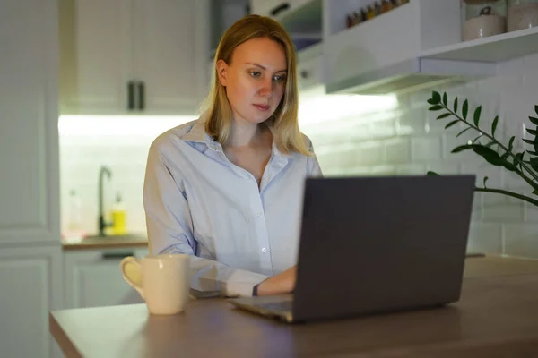 Pretty Woman Using Laptop Home — Stock Photo, Image