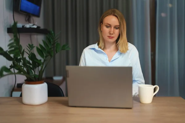 Pretty Woman Using Laptop Home — Stock Photo, Image