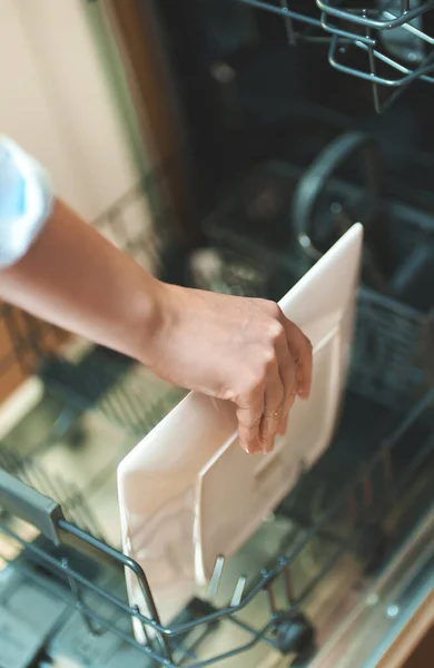 Женщина Загружает Посуду Посудомоечную Машину — стоковое фото