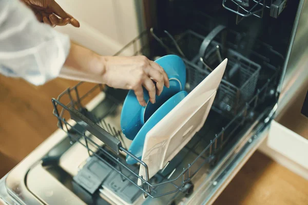食器洗い機に料理をロードします — ストック写真