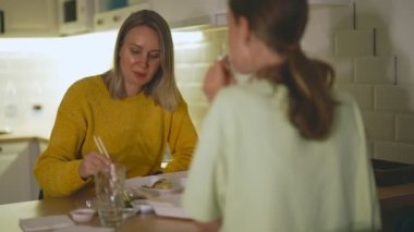 Anne ve kızı evde suşi yiyorlar..