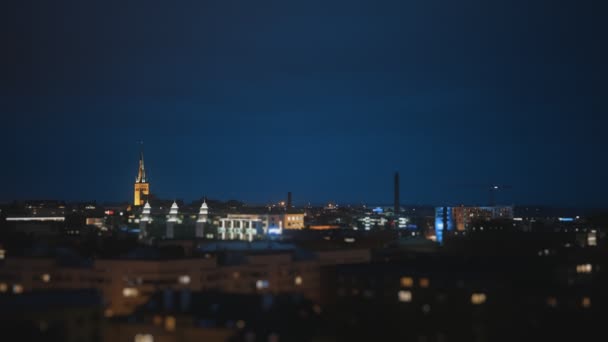 Tallinn Stad Met Oleviste Kerk Nachts — Stockvideo