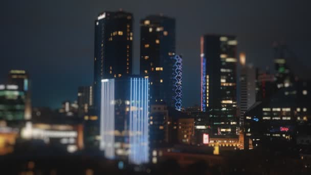 夜は高層ビルが建ち並ぶタリン市 — ストック動画