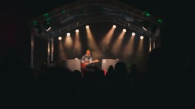 Akşamları sahnede gitar çalan şarkıcı..