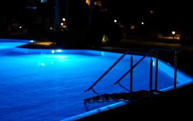 Geceleri modern arka bahçe su havuzu.