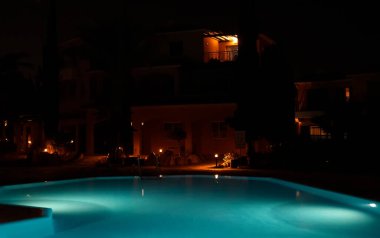 Geceleri modern arka bahçe su havuzu.