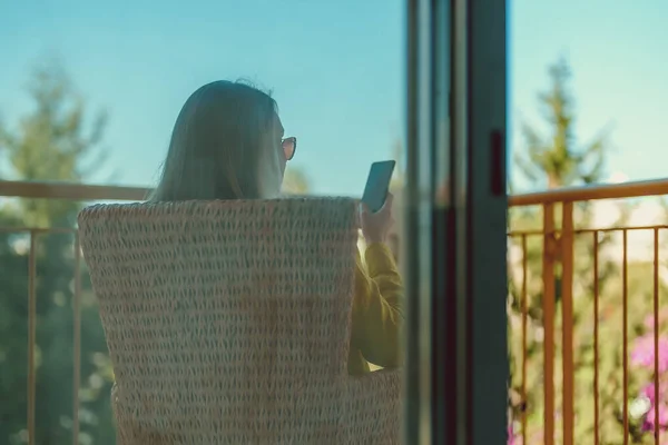 Woman Phone Enjoys Summer Balcony — Stock Photo, Image