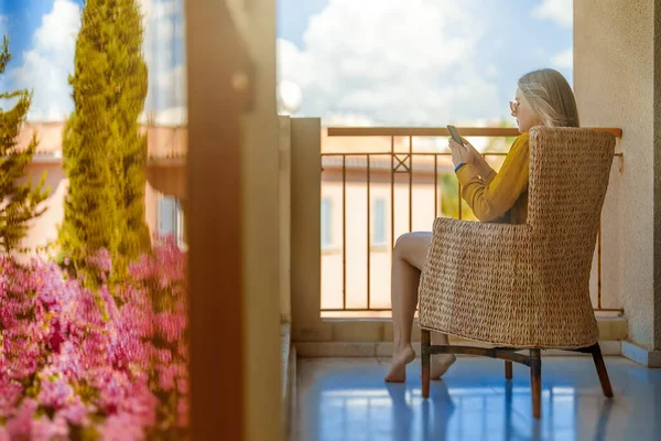 Woman Phone Enjoys Summer Balcony — Stock Photo, Image