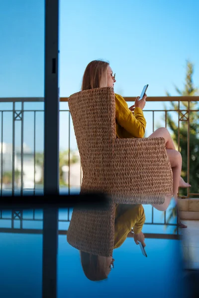 Donna Con Telefono Gode Estate Sul Balcone — Foto Stock