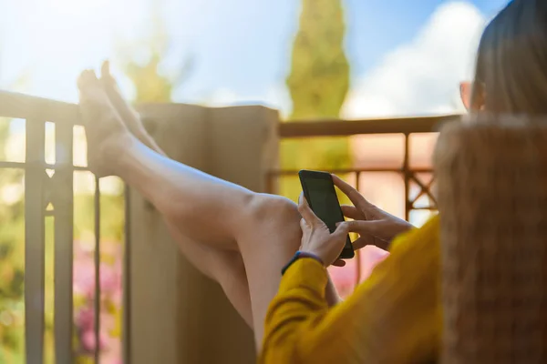 Mujer Con Teléfono Disfruta Sus Vacaciones Balcón — Foto de Stock