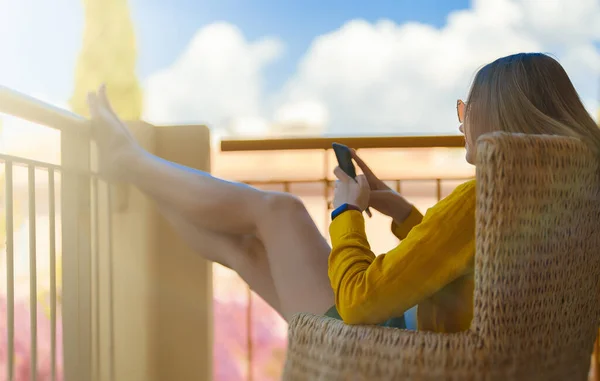 Vrouw Met Telefoon Geniet Van Haar Vakantie Het Balkon — Stockfoto
