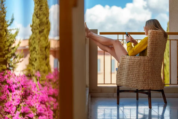 Woman Phone Enjoys Her Vacations Balcony — Stock Photo, Image