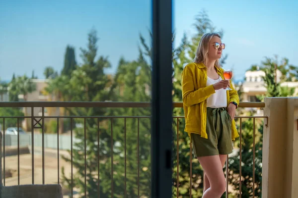Vrouw Met Rode Wijn Geniet Van Haar Vakantie Het Balkon — Stockfoto