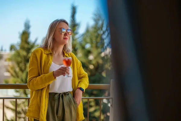 Mulher Com Vinho Tinto Desfruta Suas Férias Varanda — Fotografia de Stock