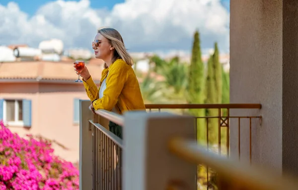 Woman Red Wine Enjoys Her Vacations Balcony — Stock Photo, Image