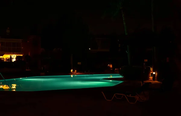 Moderna Piscina Agua Patio Trasero Por Noche —  Fotos de Stock