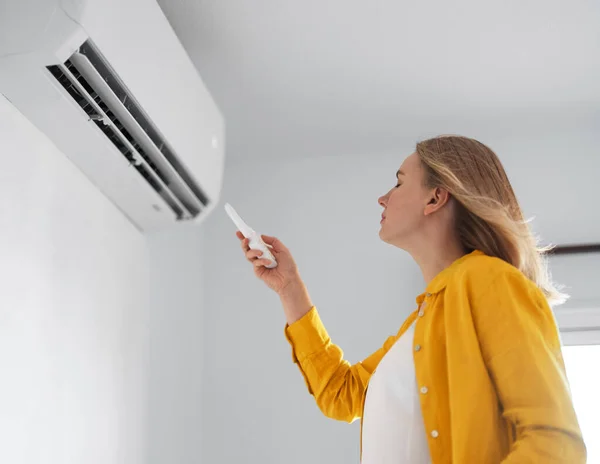 Women Dying Heat Standing Front Air Conditioner — Stock Photo, Image