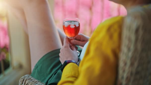 Mujer Con Vino Tinto Disfruta Sus Vacaciones Balcón — Vídeos de Stock