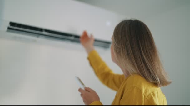 Mulher Segurando Controle Remoto Destinado Condicionado — Vídeo de Stock