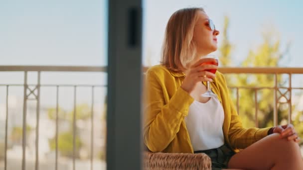 Donna Con Vino Rosso Gode Sue Vacanze Sul Balcone — Video Stock