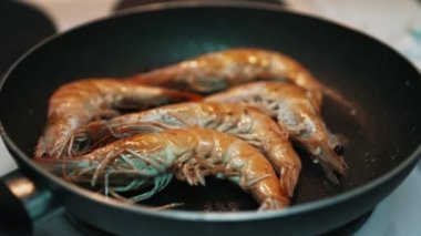 Tavada karides pişirmek.