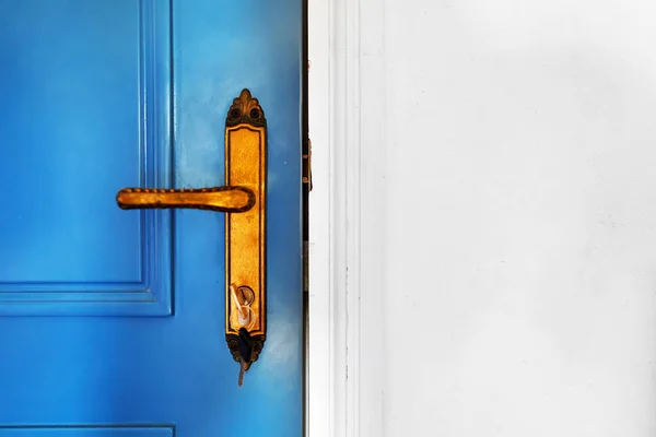 Μπλε Μπροστινή Πόρτα Επιχρυσωμένη Κλειδαριά Και Λαβή — Φωτογραφία Αρχείου
