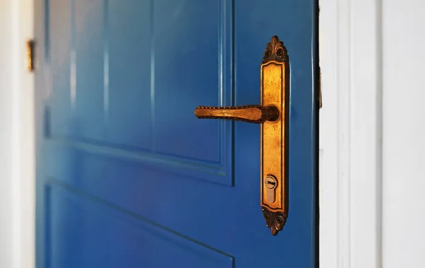 Porta Dianteira Azul Com Fechadura Dourada Alça — Fotografia de Stock