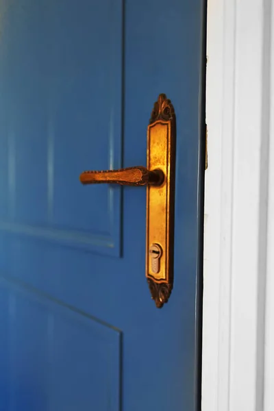 Блакитні Вхідні Двері Позолоченим Замком Ручкою — стокове фото