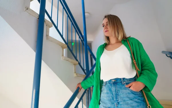 Vrouw Gaat Trap Het Appartementenhuis — Stockfoto