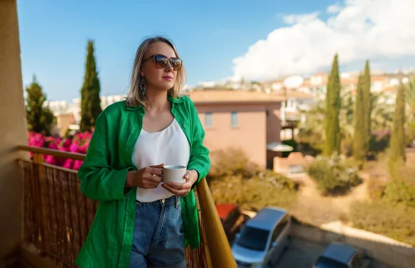 Mujer Con Taza Disfruta Del Verano Balcón — Foto de Stock