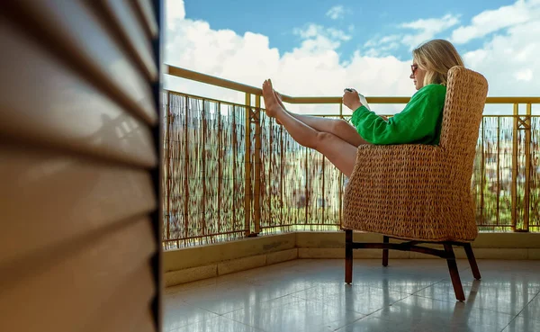 Γυναίκα Tablet Απολαμβάνει Καλοκαίρι Στο Μπαλκόνι — Φωτογραφία Αρχείου