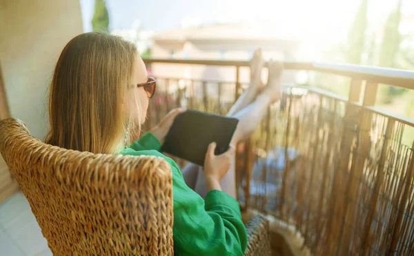 Mujer Con Tablet Disfruta Del Verano Balcón —  Fotos de Stock