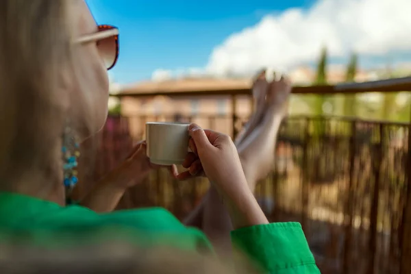 Mujer Con Taza Disfruta Del Verano Balcón — Foto de Stock