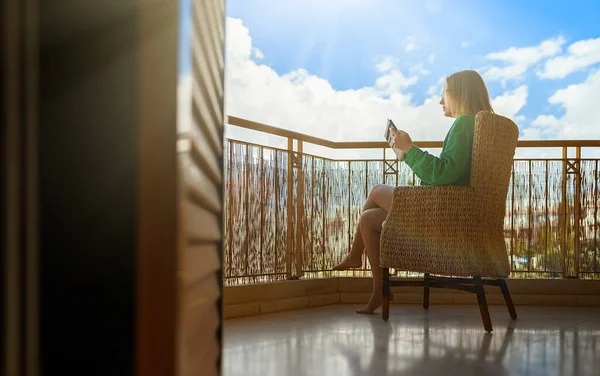 Woman Tablet Enjoys Summer Balcony — Stock Photo, Image