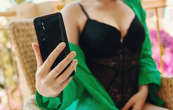 Vrouw Lingerie Doet Selfie Smartphone — Stockfoto