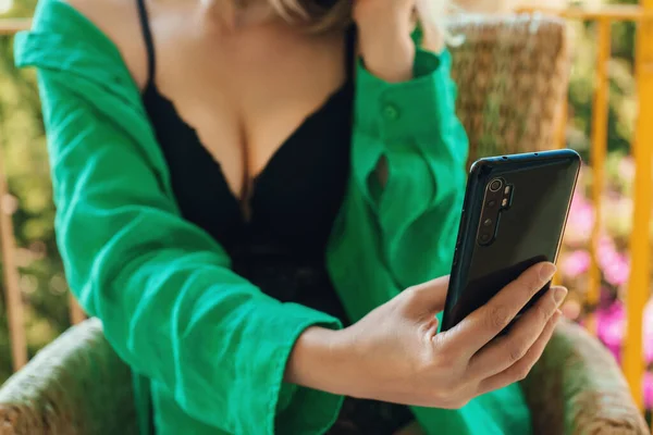 Vrouw Lingerie Doet Selfie Smartphone — Stockfoto