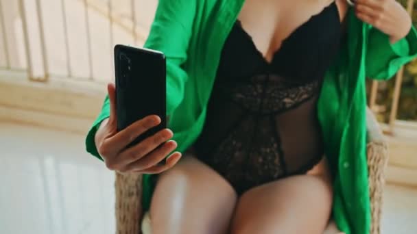 Kvinna Underkläder Spelar Sig Själv Smartphone — Stockvideo
