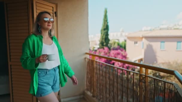 Frau Mit Tasse Tee Genießt Sommer Auf Dem Balkon — Stockvideo