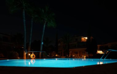 Geceleri modern arka bahçe su havuzu.