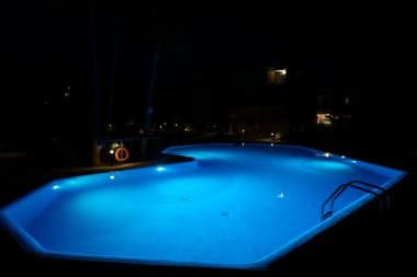 Geceleri modern arka bahçe su havuzu.
