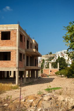 Tamamlanmamış lüks apartman. Ekonomik kriz.