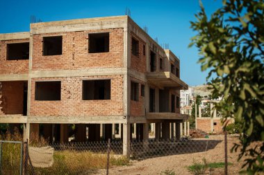 Tamamlanmamış lüks apartman. Ekonomik kriz.