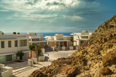 Dağın tepesinde birkaç lüks villa var..