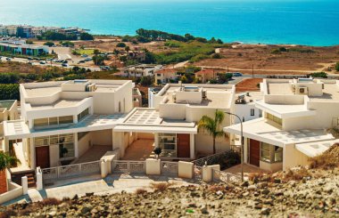 Paphos 'taki dağın tepesinde lüks evler..