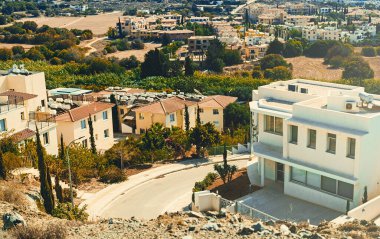 Paphos 'taki dağın tepesinde lüks evler..