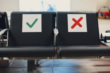 Coronavirus kısıtlamaları sırasında havaalanındaki koltuklar.