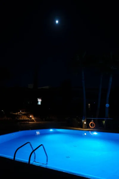现代后院夜间游泳池 — 图库照片