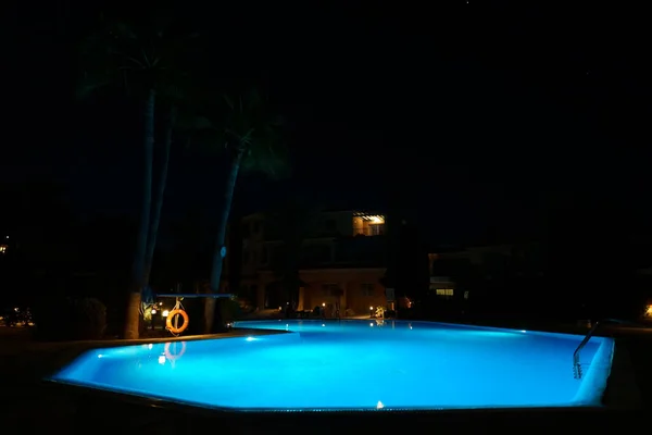 现代后院夜间游泳池 — 图库照片