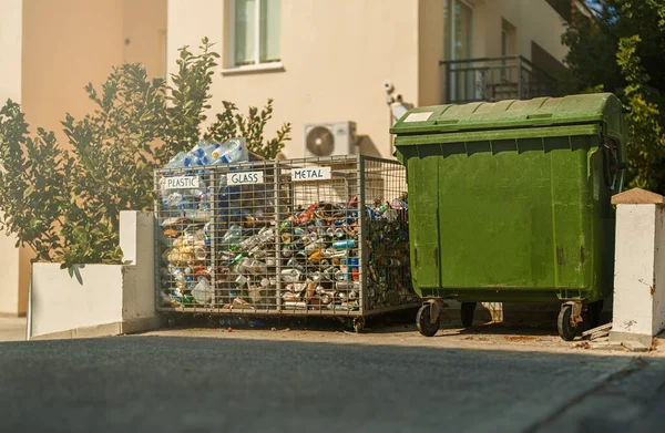 Περιέκτης Αποβλήτων Και Κλωβός Απορροφητικές Φιάλες Πλαστικά Γυαλί Και Μέταλλο — Φωτογραφία Αρχείου
