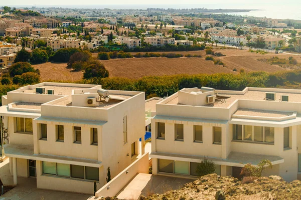 Paphos 'taki dağın tepesinde lüks evler..